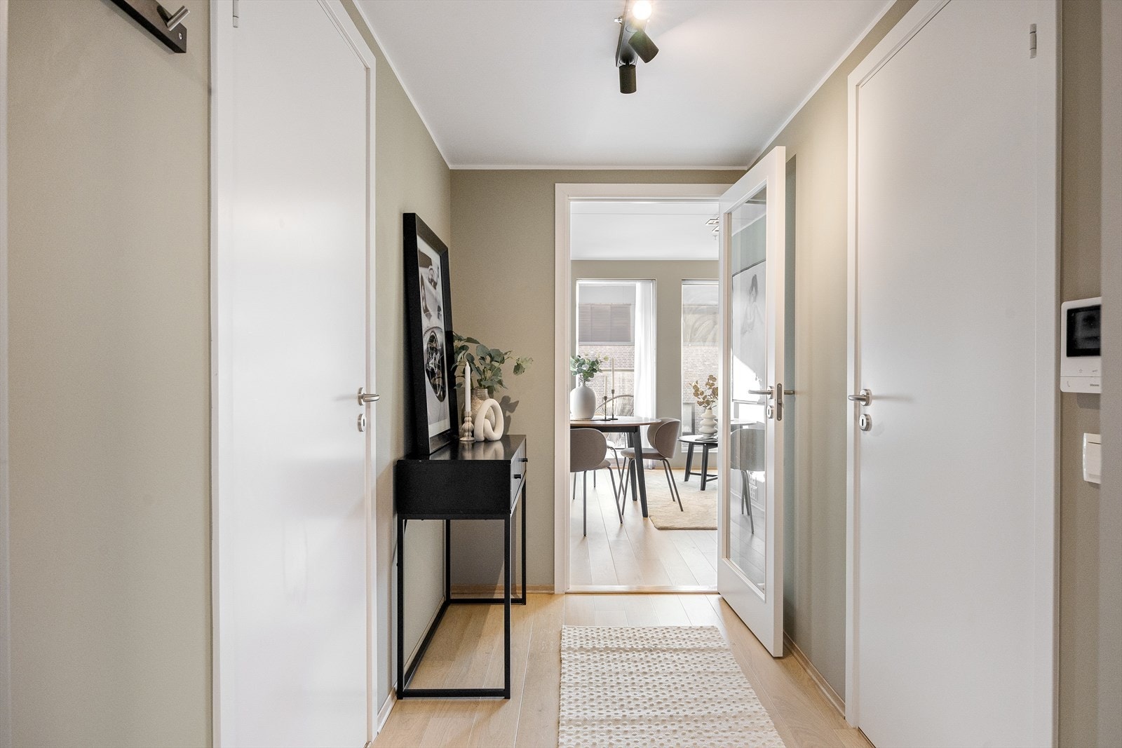 Fra entréen er det tilgang til både baderom og et praktisk omkledningsrom. Galleribilde