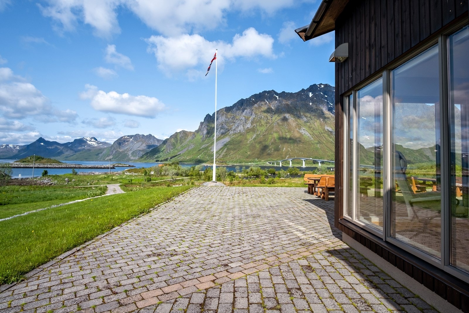 Uteplass ved søndre fløy Galleribilde