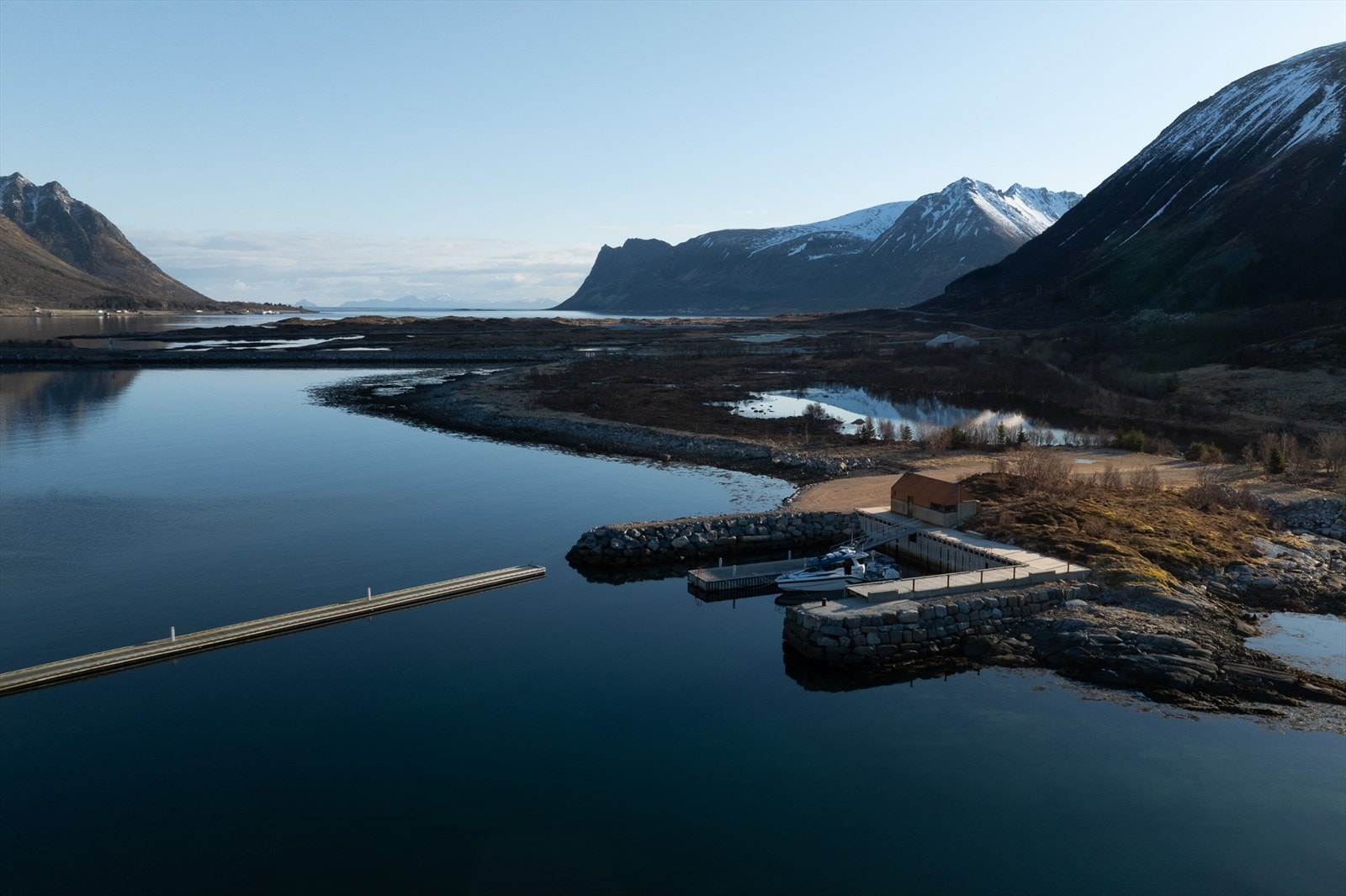 Bryggeanlegg med molo Galleribilde