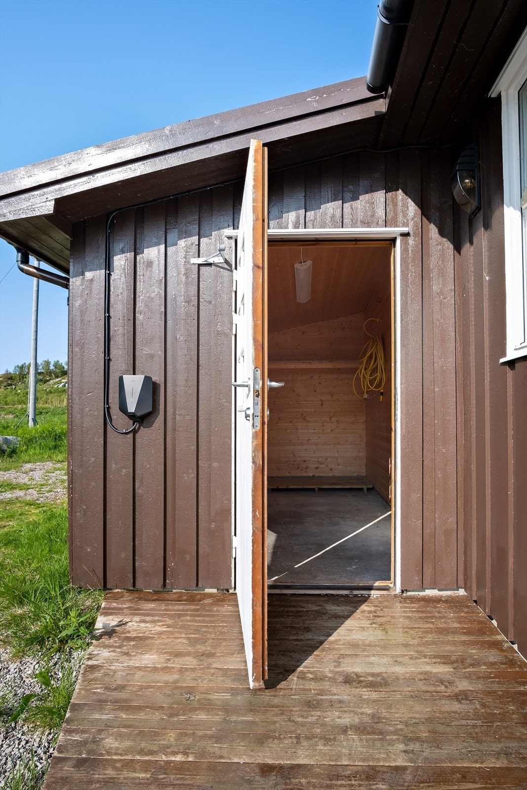 EL-bil lader på hytta Galleribilde