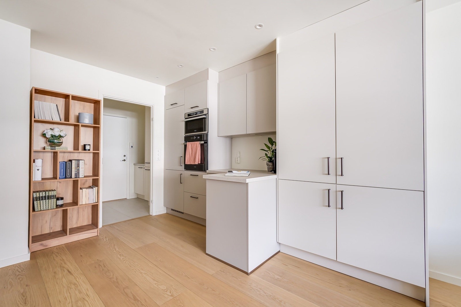 Store skap i samme stil som kjøkkenet for ekstra oppbevaring Galleribilde