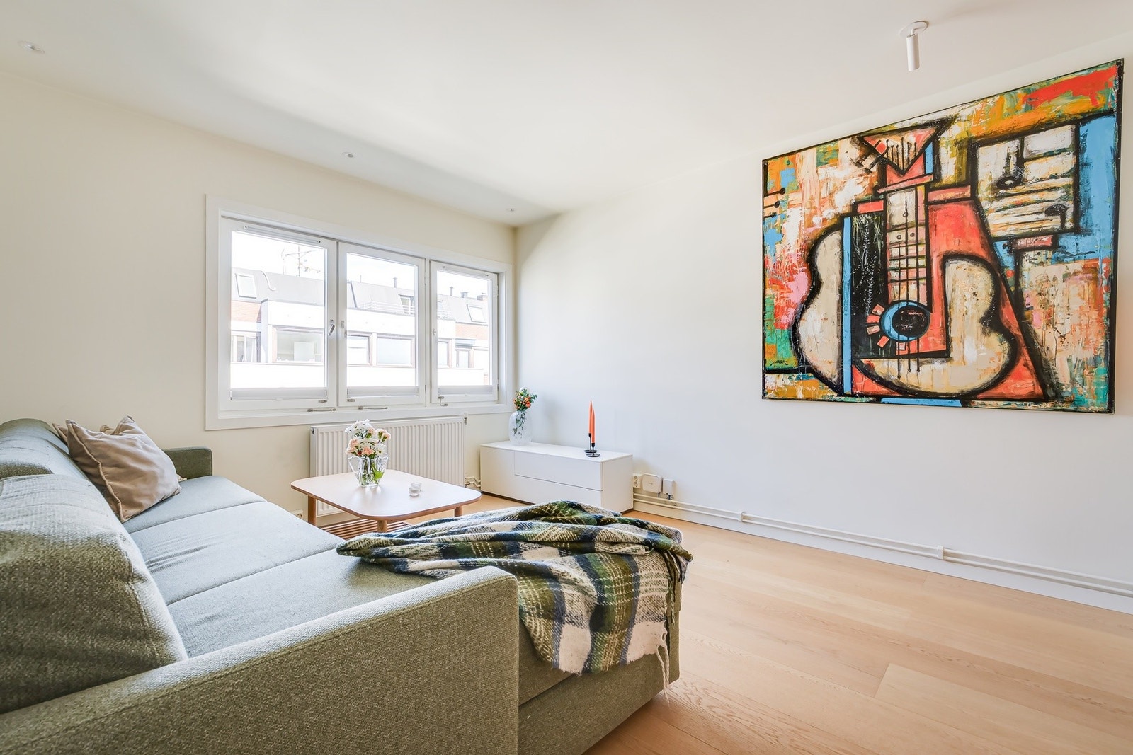 Store vindusflater slipper inn rikelig med naturlig lys Galleribilde