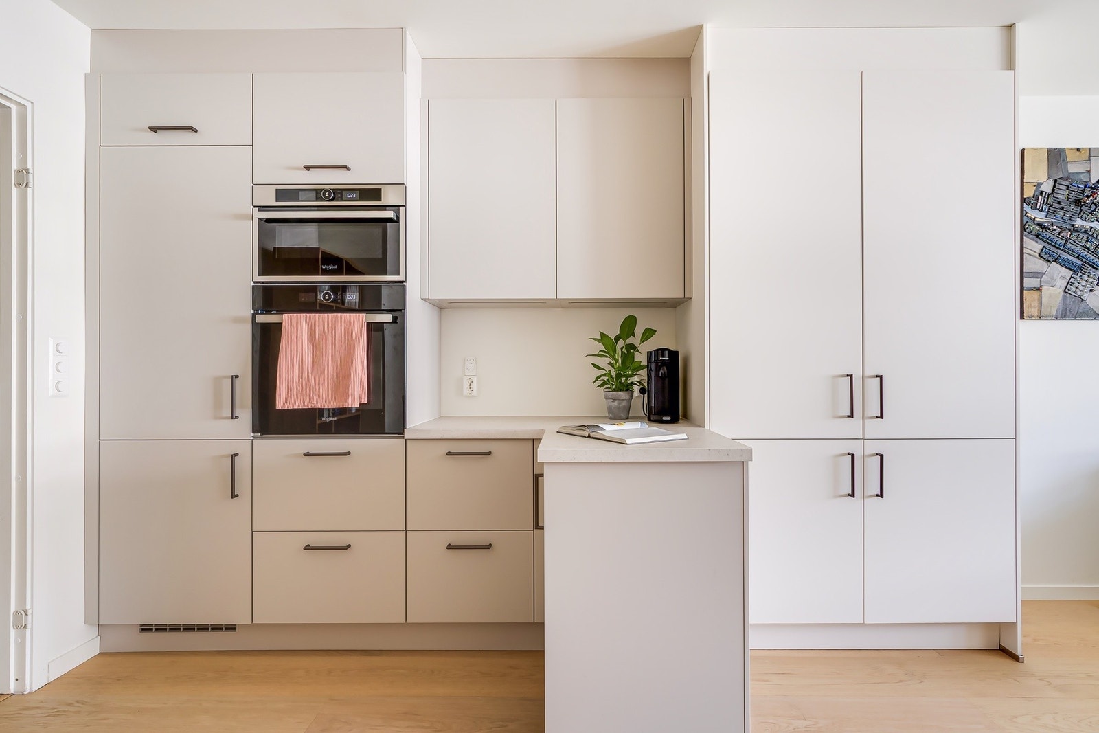 Det er dimbar LED-belysning under overskap - justerbar mellom varmt og kaldt lys Galleribilde