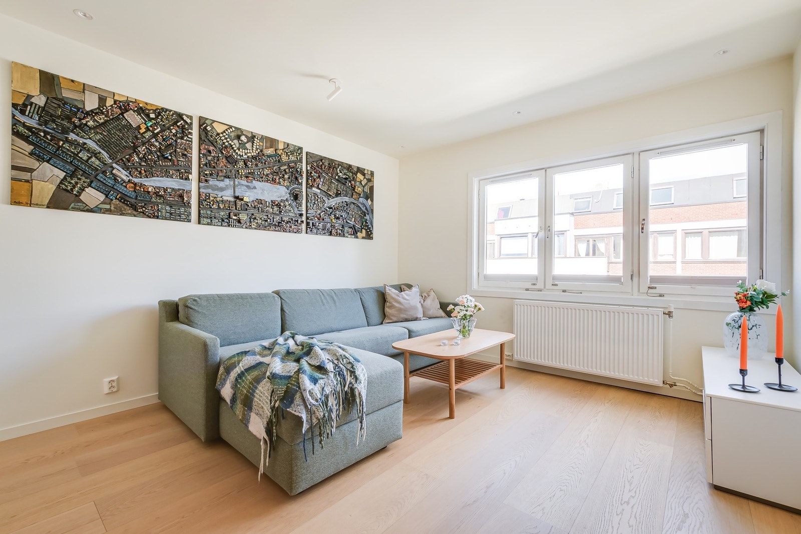 Leiligheten ble overflateoppusset i 2024 med ny 1-stavs parkett i eik Ecowood fra U9Q Galleribilde