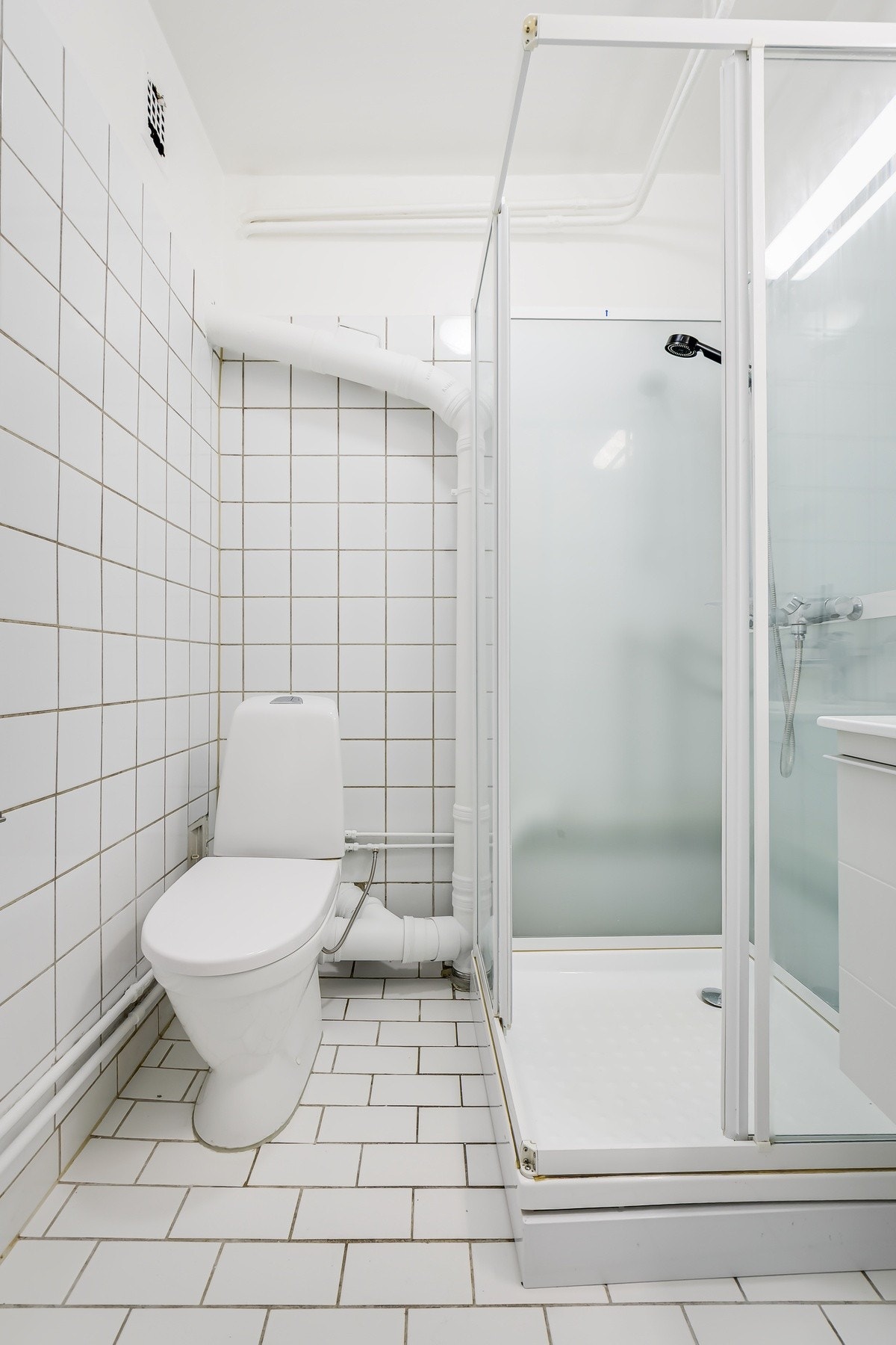 Flislagt baderom med dusjkabinett Galleribilde