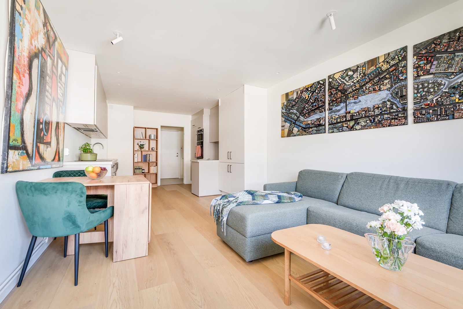 Det er montert Plejd-belysning med spotter styrt via Bluetooth Galleribilde