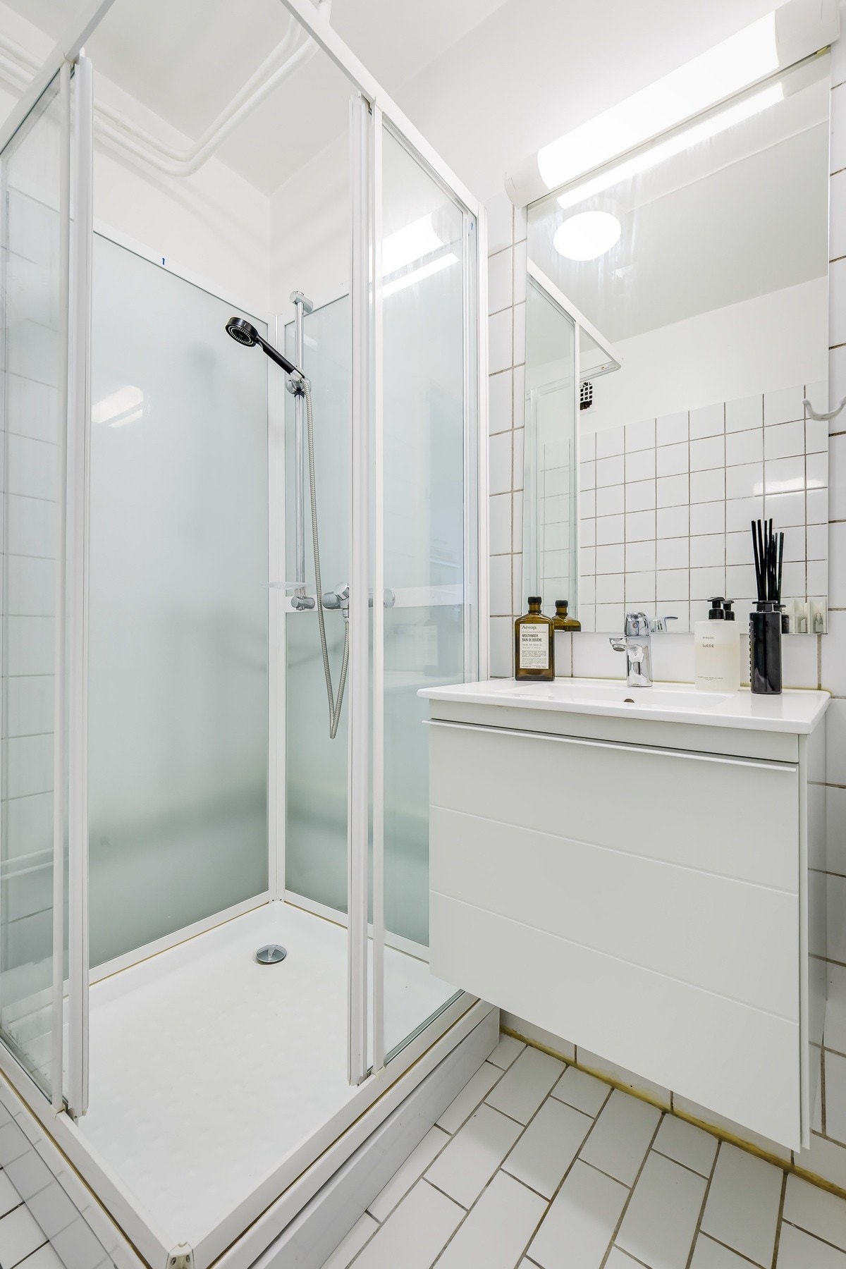 Pent baderomsmøbel med skuffer for ekstra oppbevaring Galleribilde