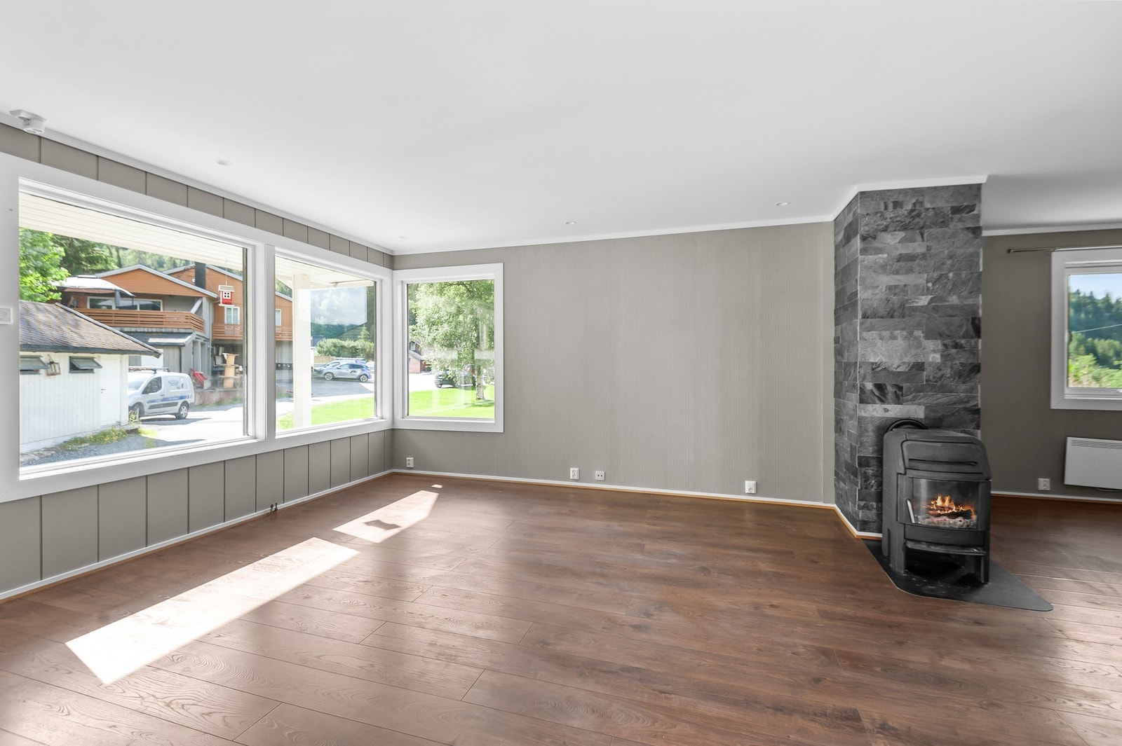 Her presenteres en velholdt enebolig med stor tomt. Galleribilde