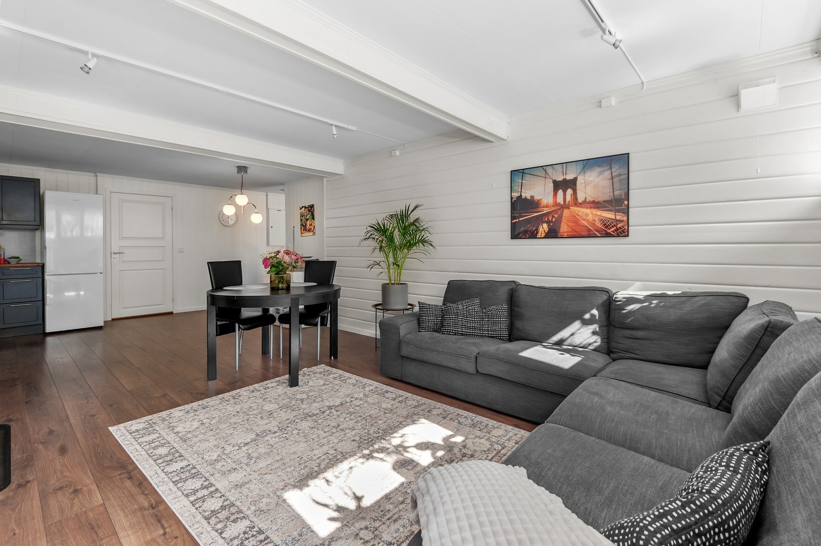 Her har man rikelig med plass til spisebord. Galleribilde