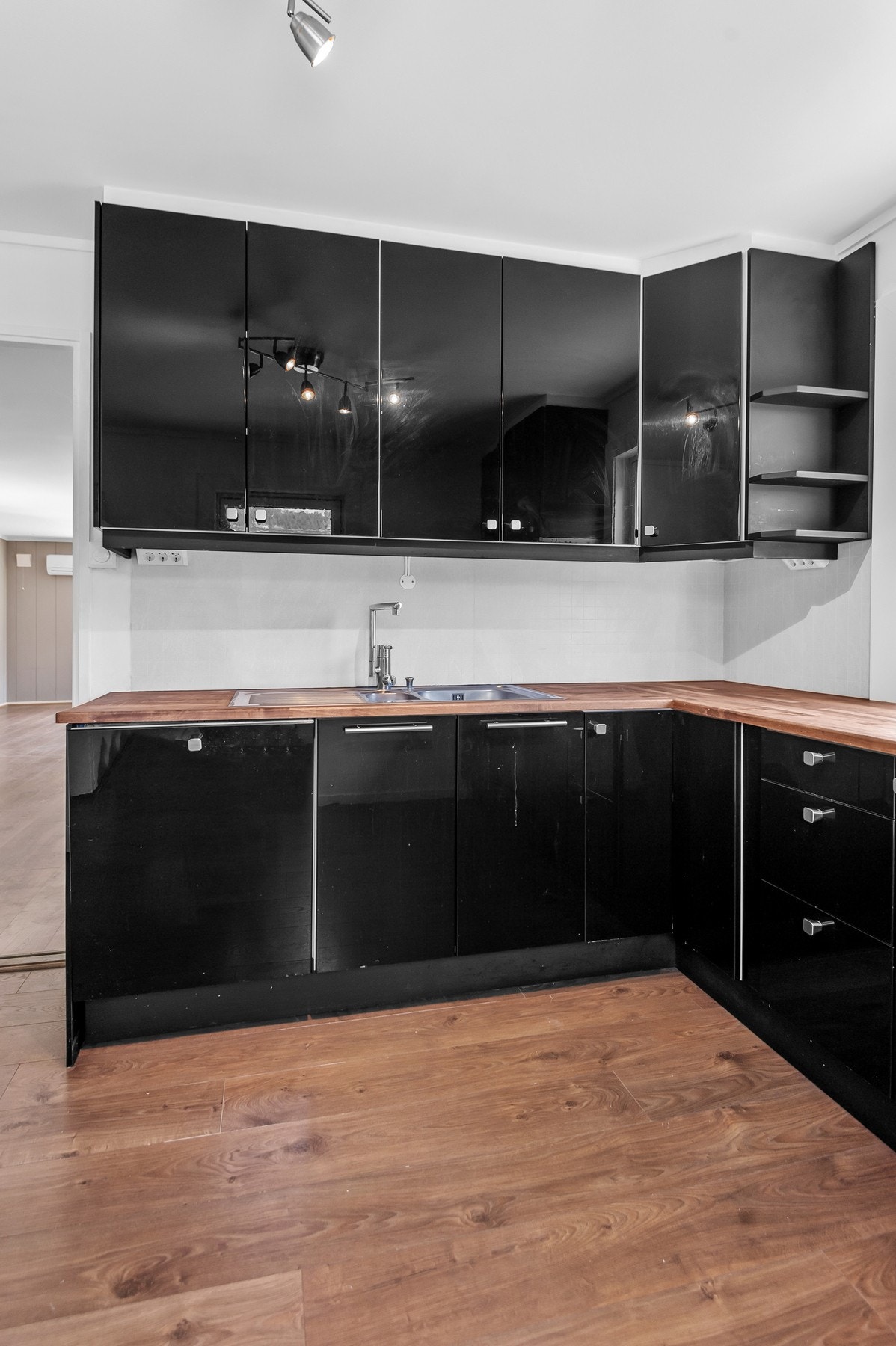 Kjøkkenet har rikelig med skap og benkeplass. Galleribilde