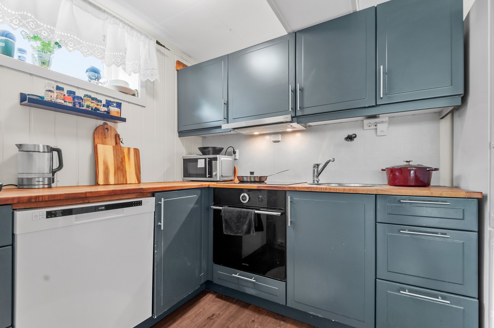 Kjøkkenet har rikelig med skap og benkeplass. Galleribilde