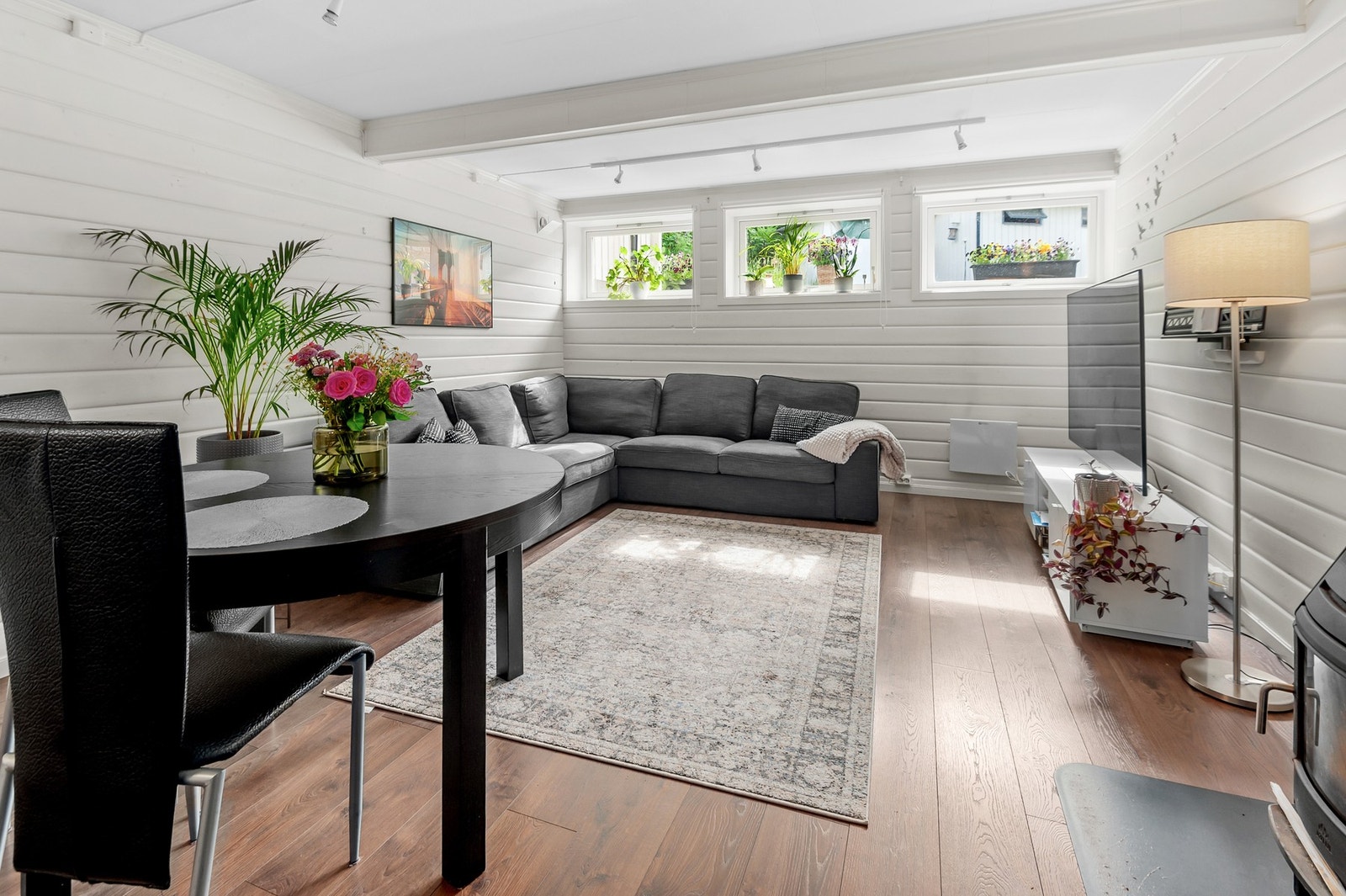 Stue/kjøkken i kjeller er på 32m². Galleribilde