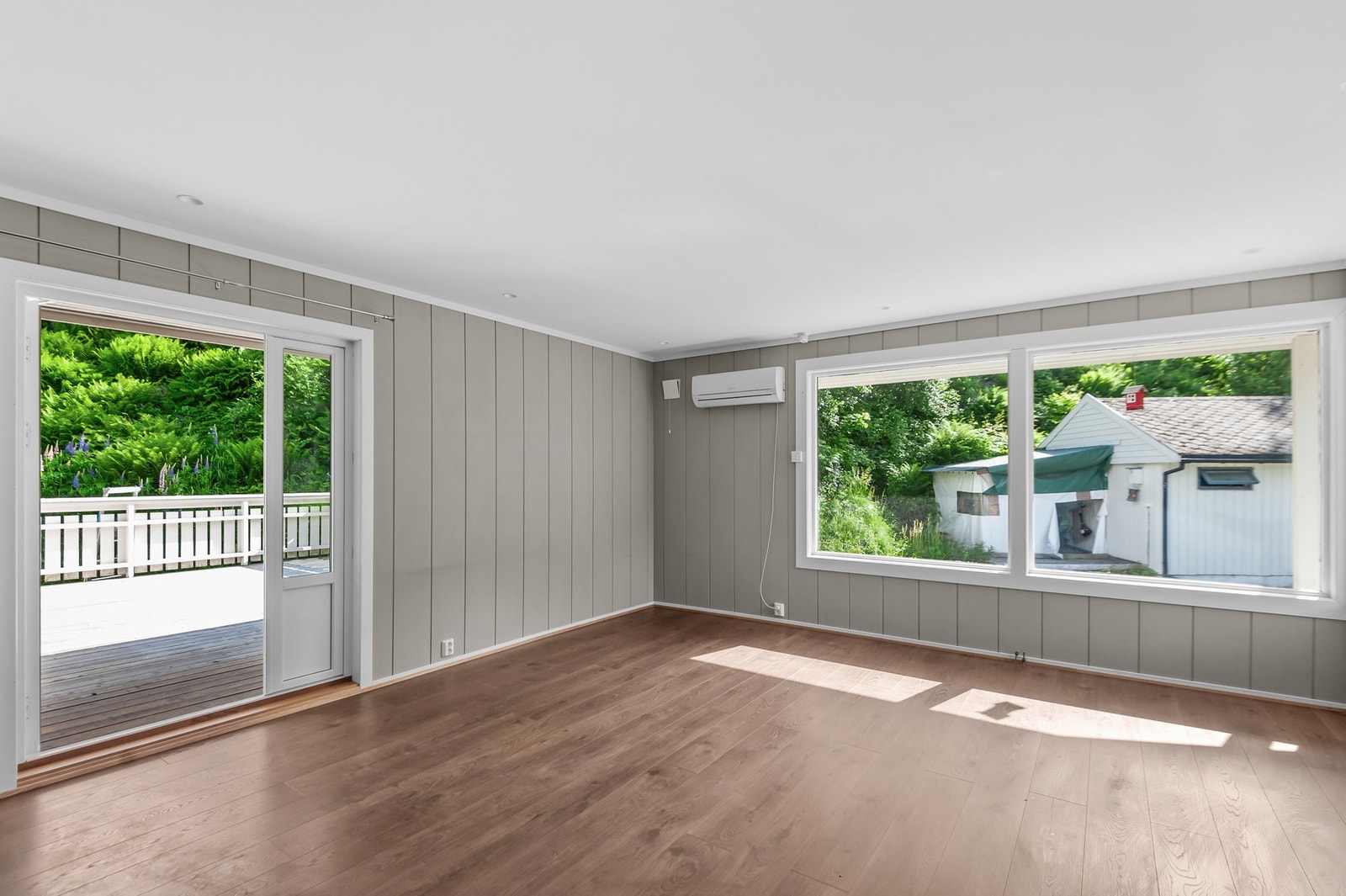 Fra stue er det utgang til terrasse. Galleribilde