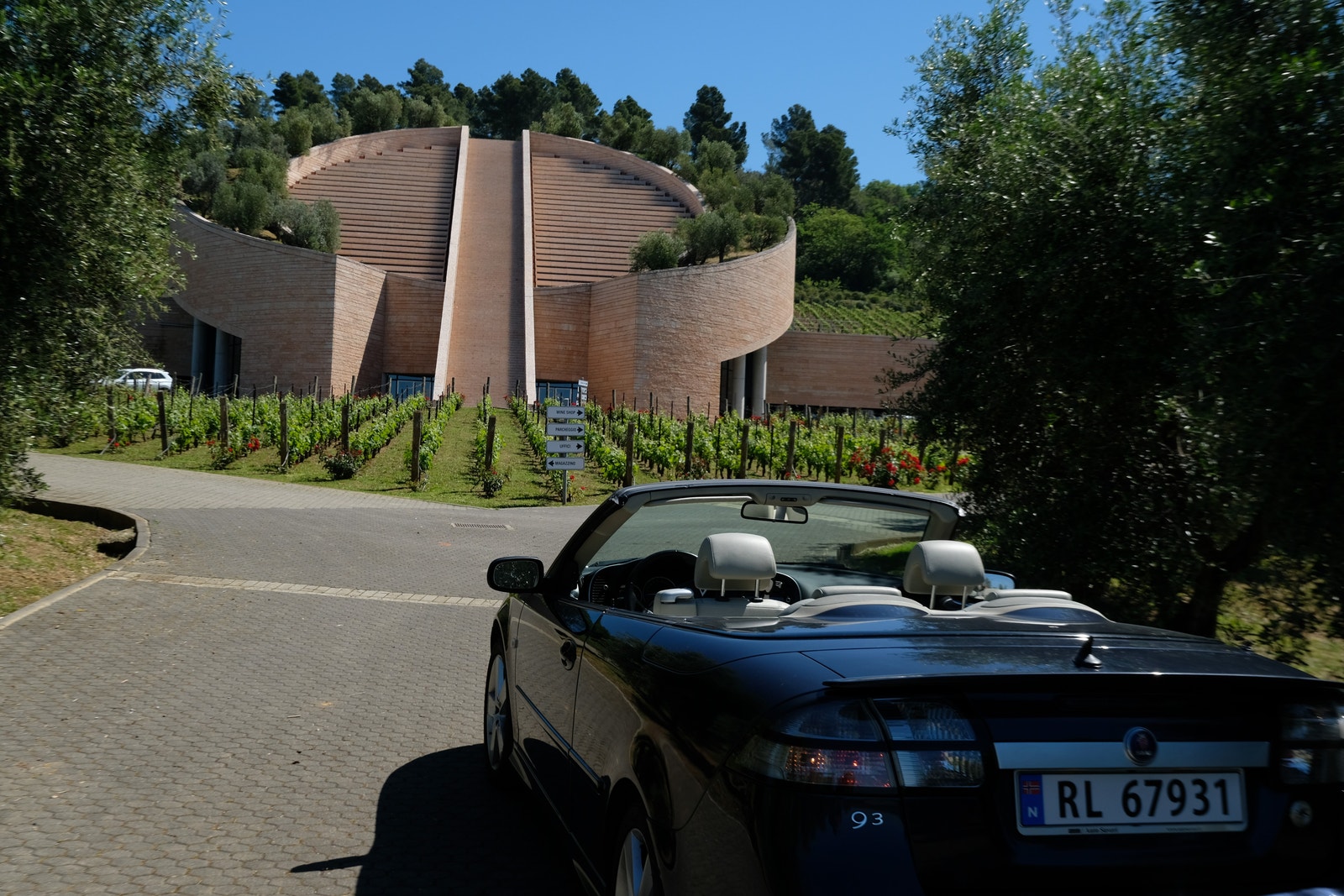 Fra vår eiendom så har vi utsikt til Cantina Petra. Galleribilde