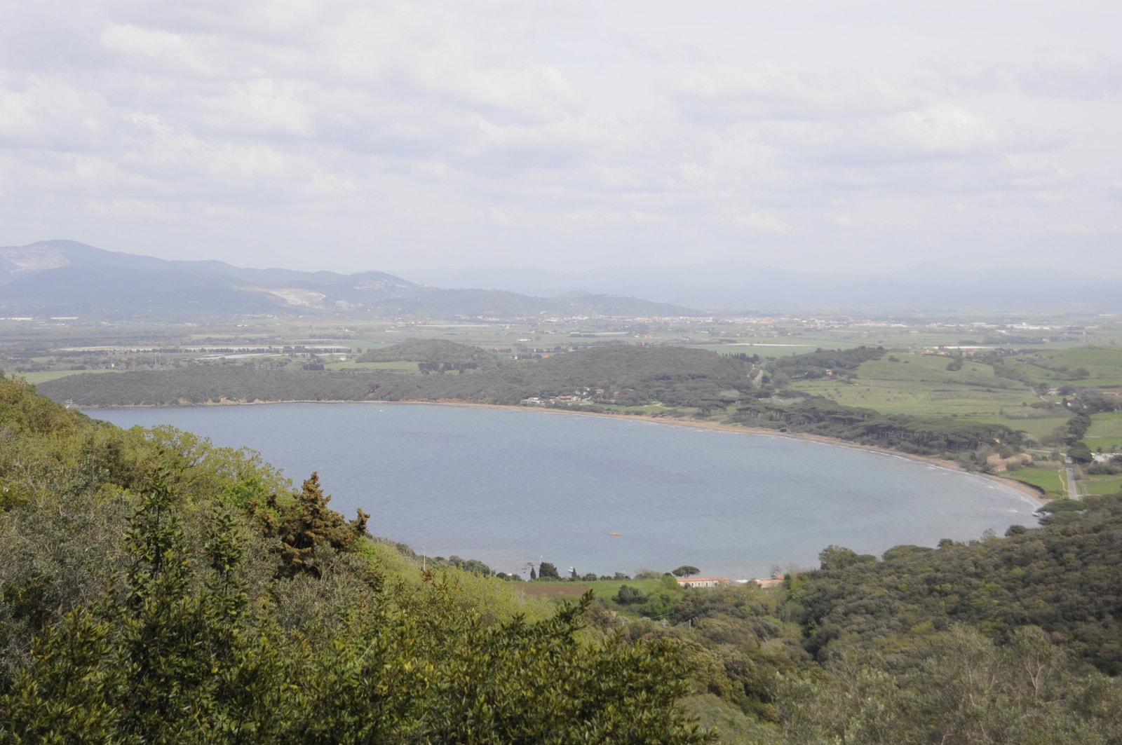 Baratti strand sett fra Populonia Galleribilde