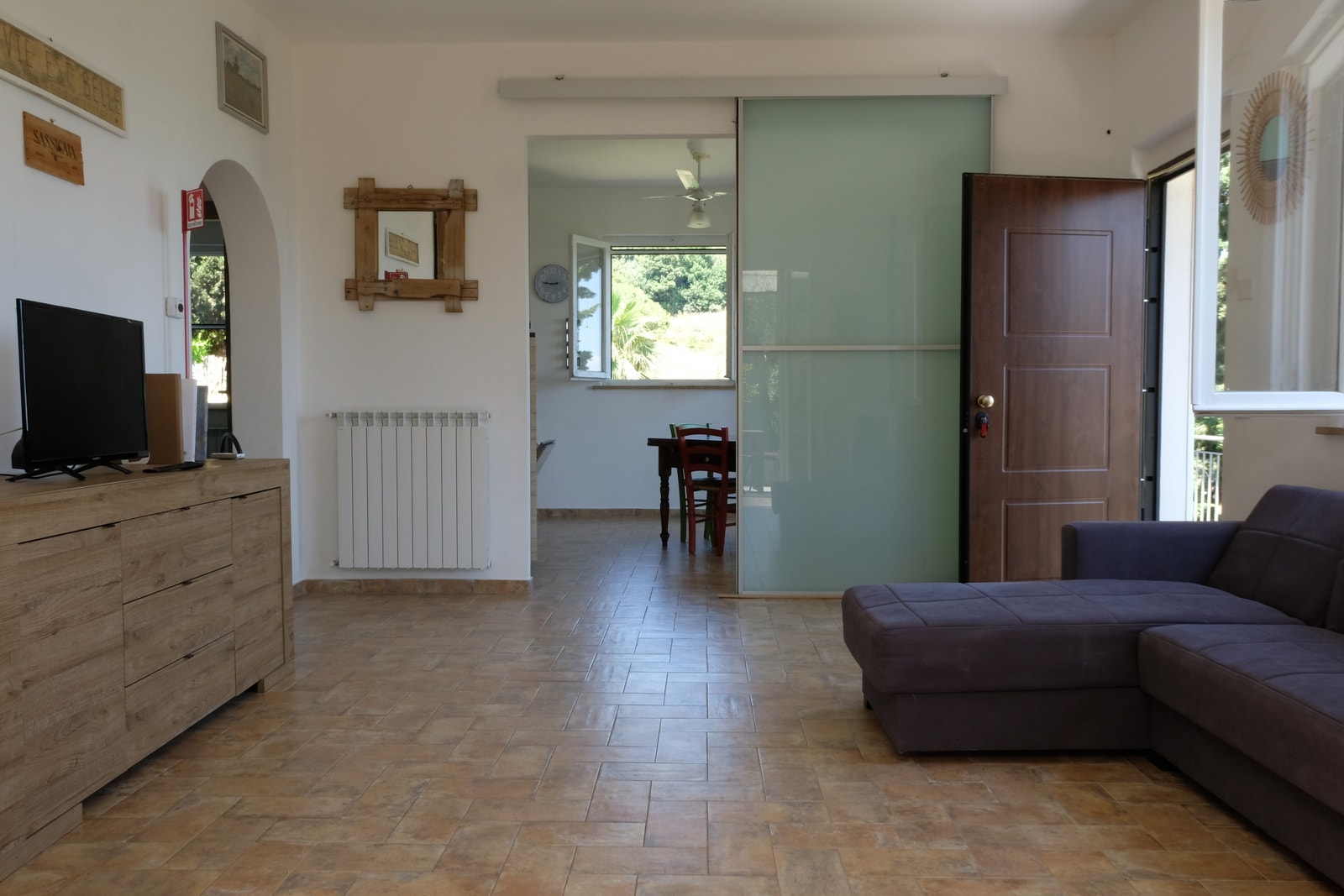 Stue og kjøkken i hovedboligen. Galleribilde