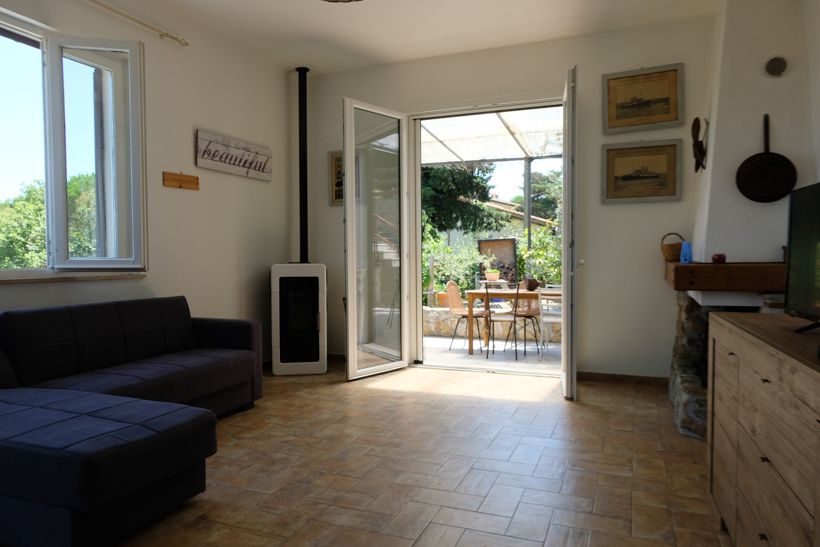 Hovedboligens stue med dører ut til terrasse og til hage. Galleribilde