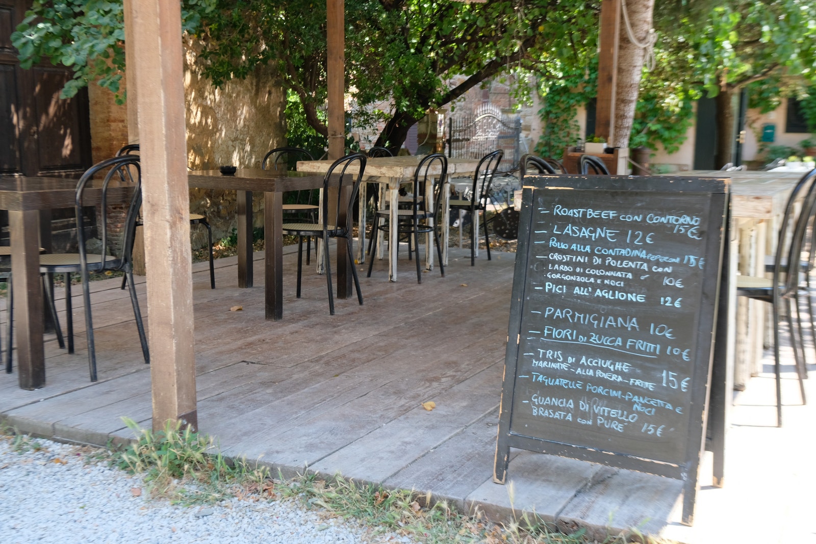 Vi har restaurant like på oversiden av vår bolig. Galleribilde