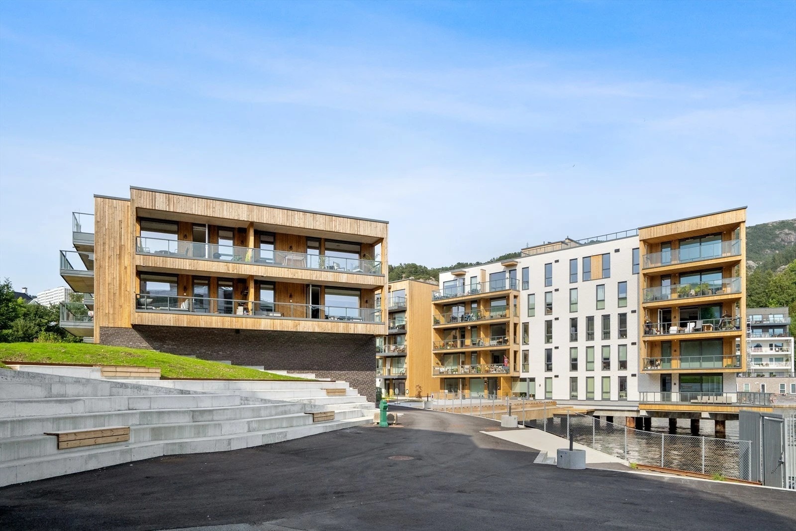 Nybygg fra 2019 i vannkanten. Badebrygge rett utenfor. Galleribilde