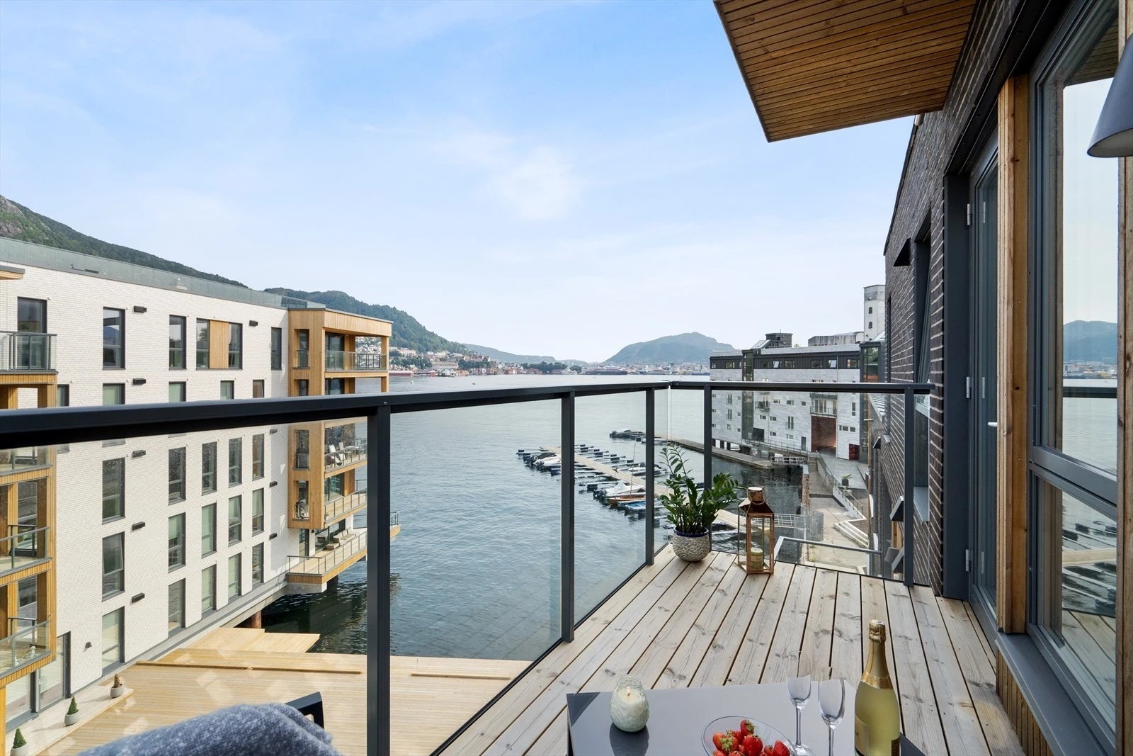 Hjertelig velkommen til Nyhavn 6C. Fantastisk toppleilighet med høy standard. Galleribilde