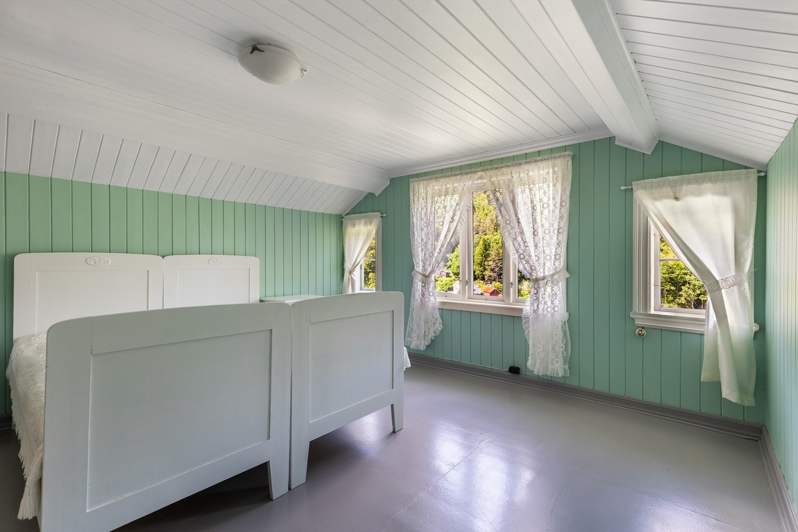 Romslig rom benyttet som soverom Galleribilde