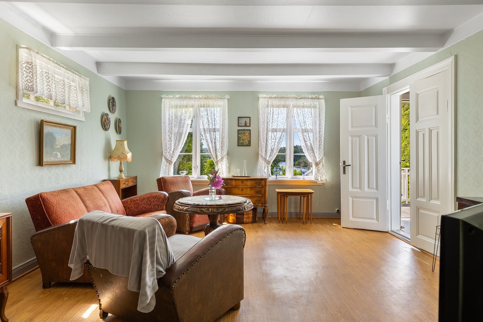 Store vinduer som gir et godt naturlig lysinnslipp til stuen Galleribilde