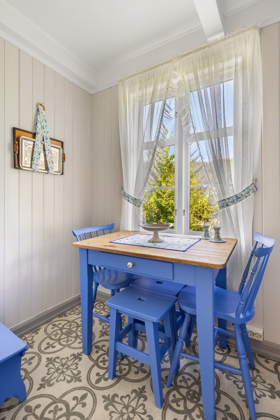 Plass til et lite kjøkkenbord på kjøkkenet Galleribilde