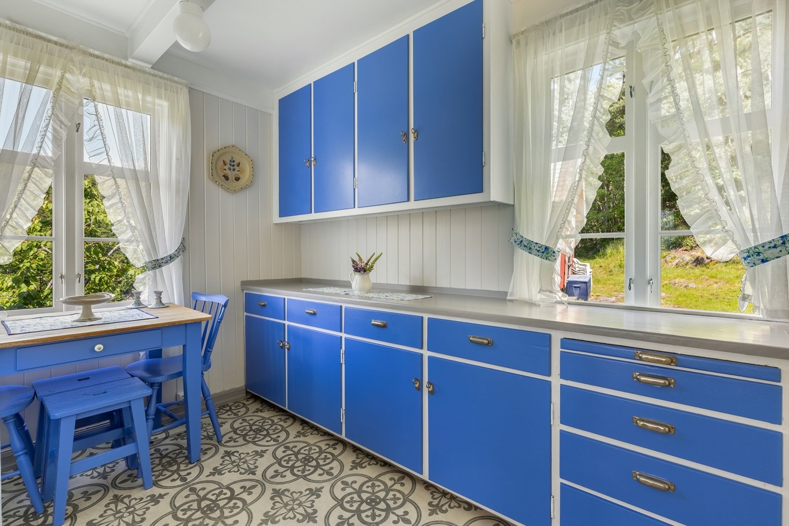 Kjøkkenet har over - og underskaper med god skapplass Galleribilde