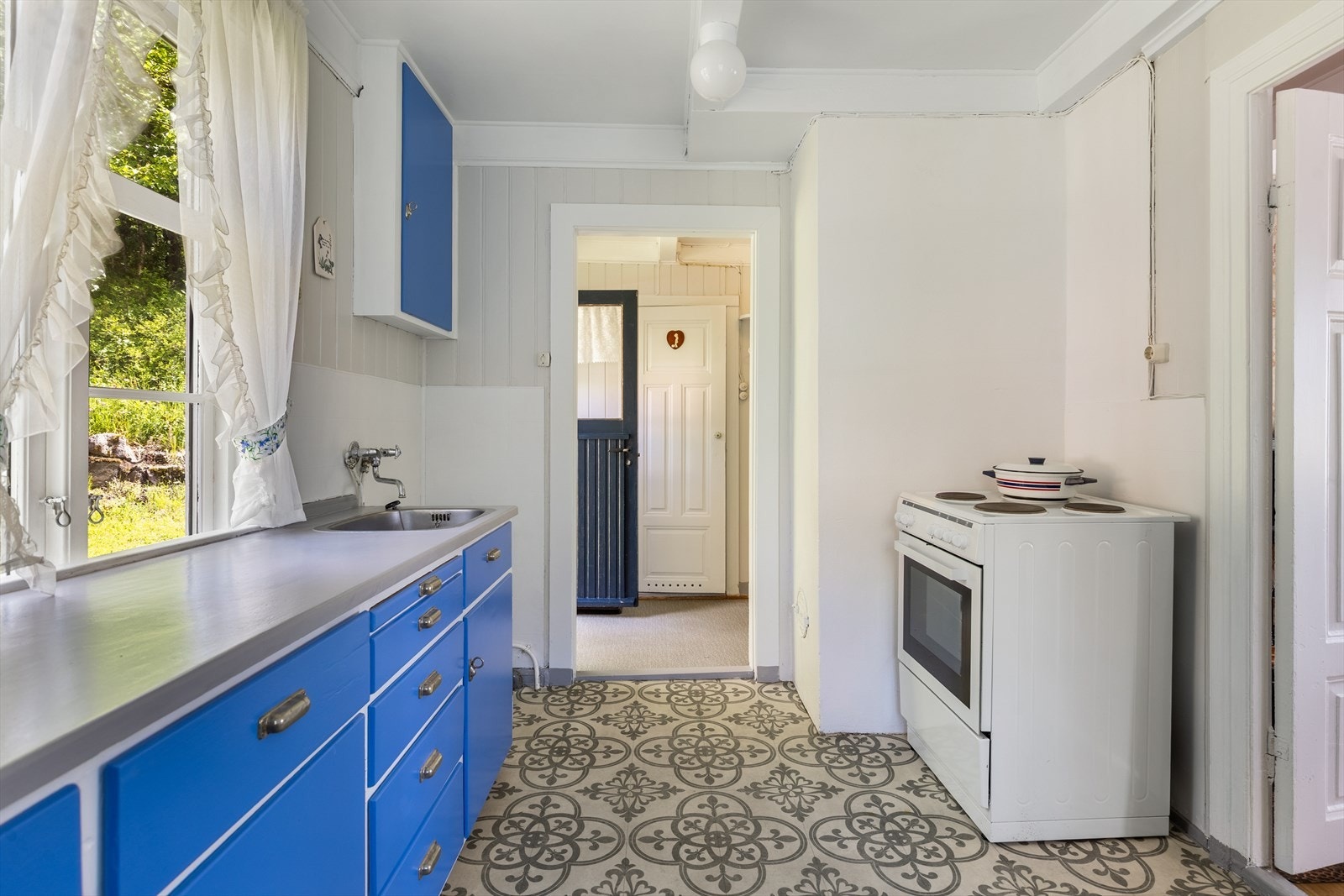 Kjøkkenet har nyere belegg på gulv Galleribilde