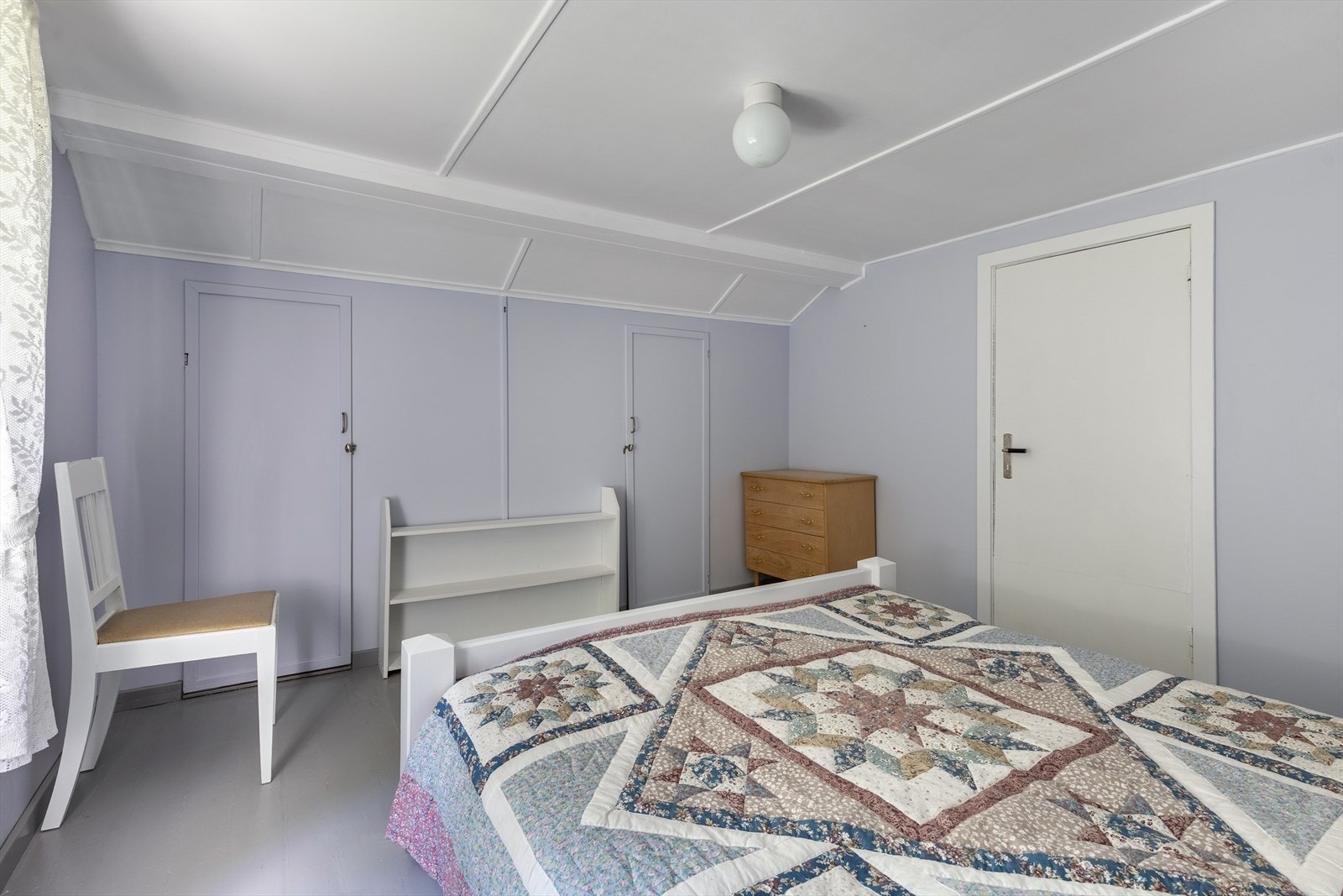 Soverommet er innredet med dobbelt seng, kommoder og god lagringsplass i kott (ikke godkjent ihht. dagens krav til rømningsvei
) Galleribilde