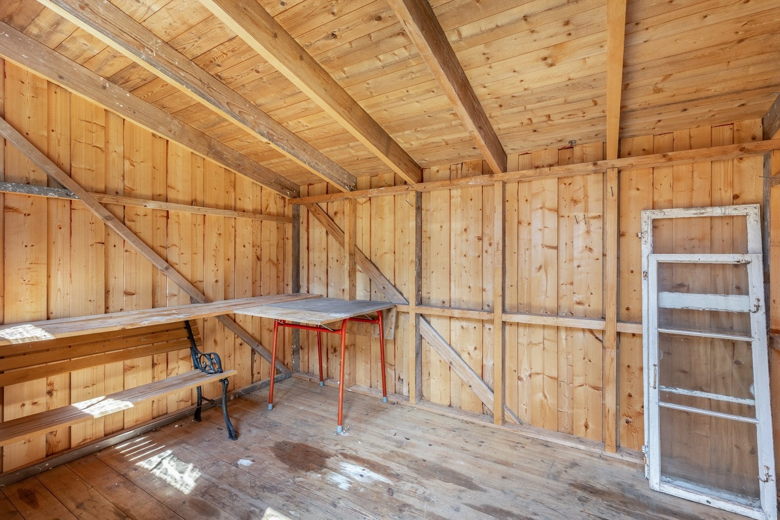 Romslig bod med gode oppbevaringsmuligheter Galleribilde