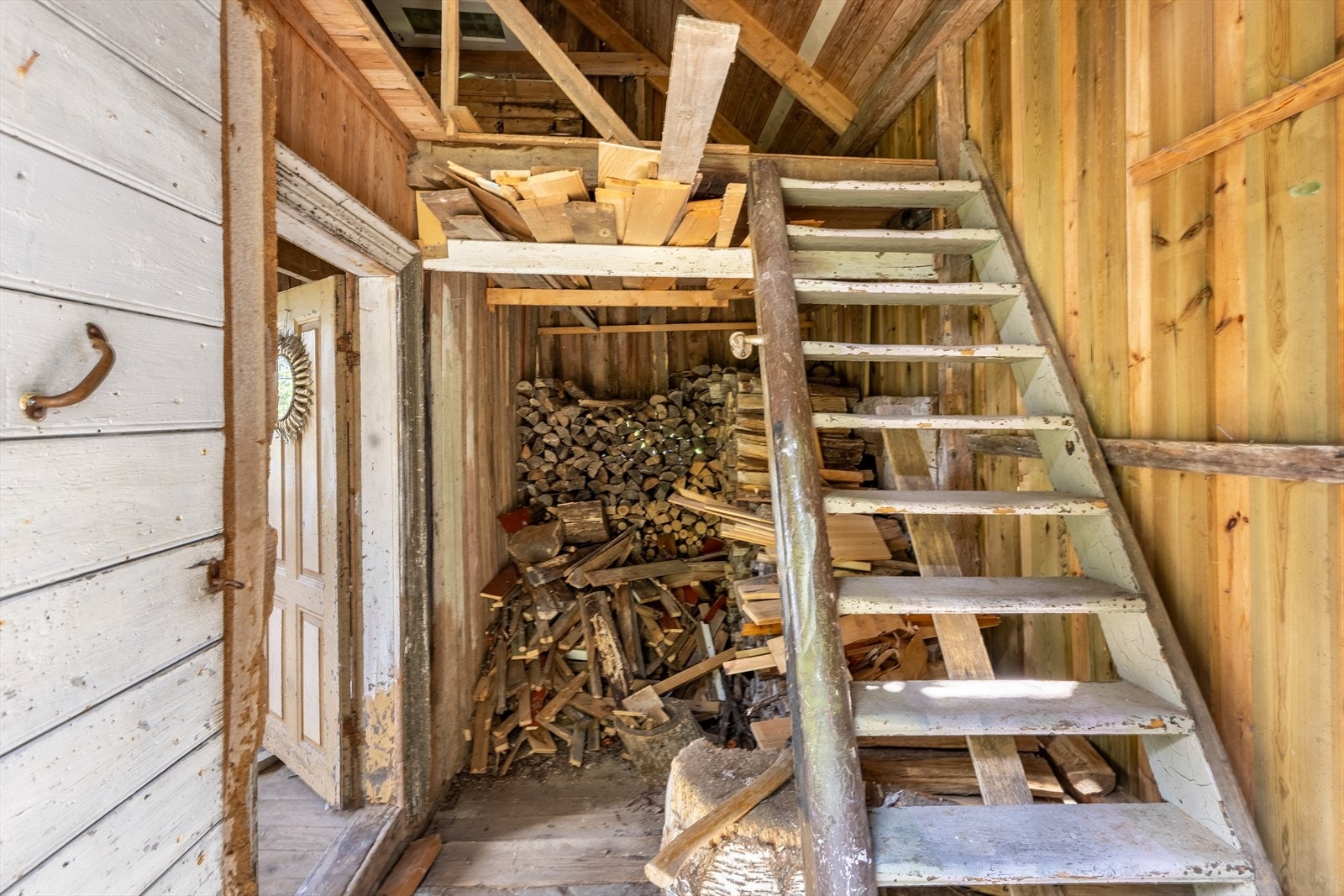 Uthus med god lagringsplass til ved og øvrig utstyr Galleribilde