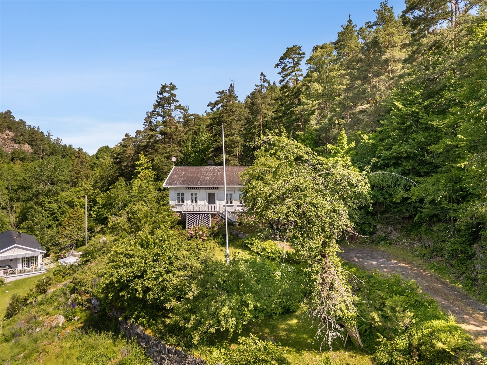 Hyggelig tilbaketrukken eiendom - romslig tomt med idyllisk utsikt Galleribilde