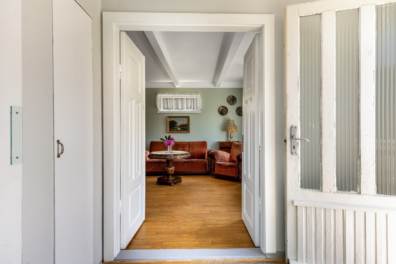 Skillegang mellom boligens 2 stuer - herfra er det direkte utgang til veranda Galleribilde