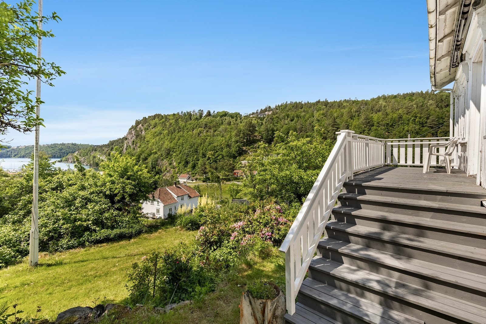 Hyggelig veranda med plass til sittegruppe Galleribilde