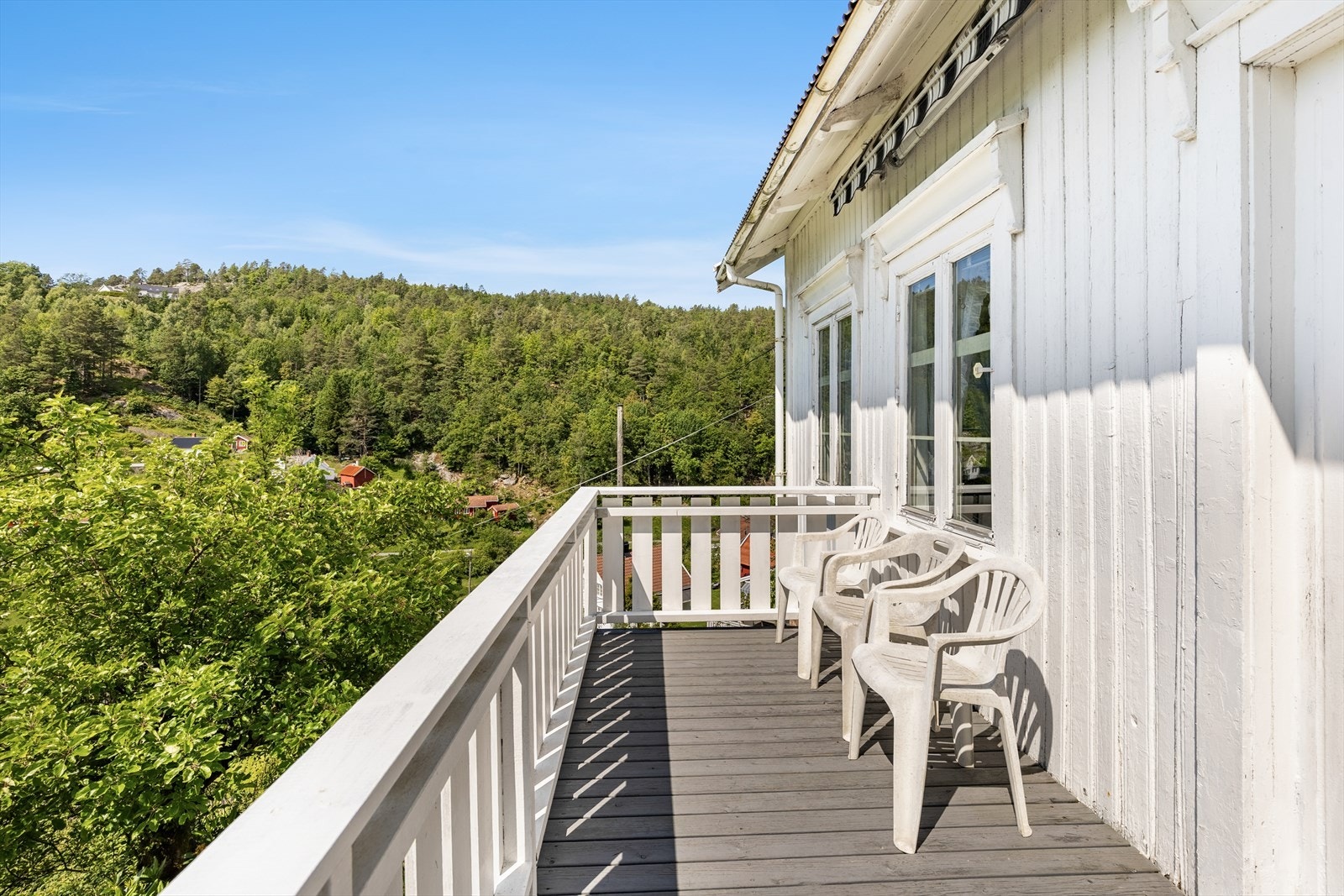 Koselig veranda hvor man kan nyte morgenkaffen Galleribilde