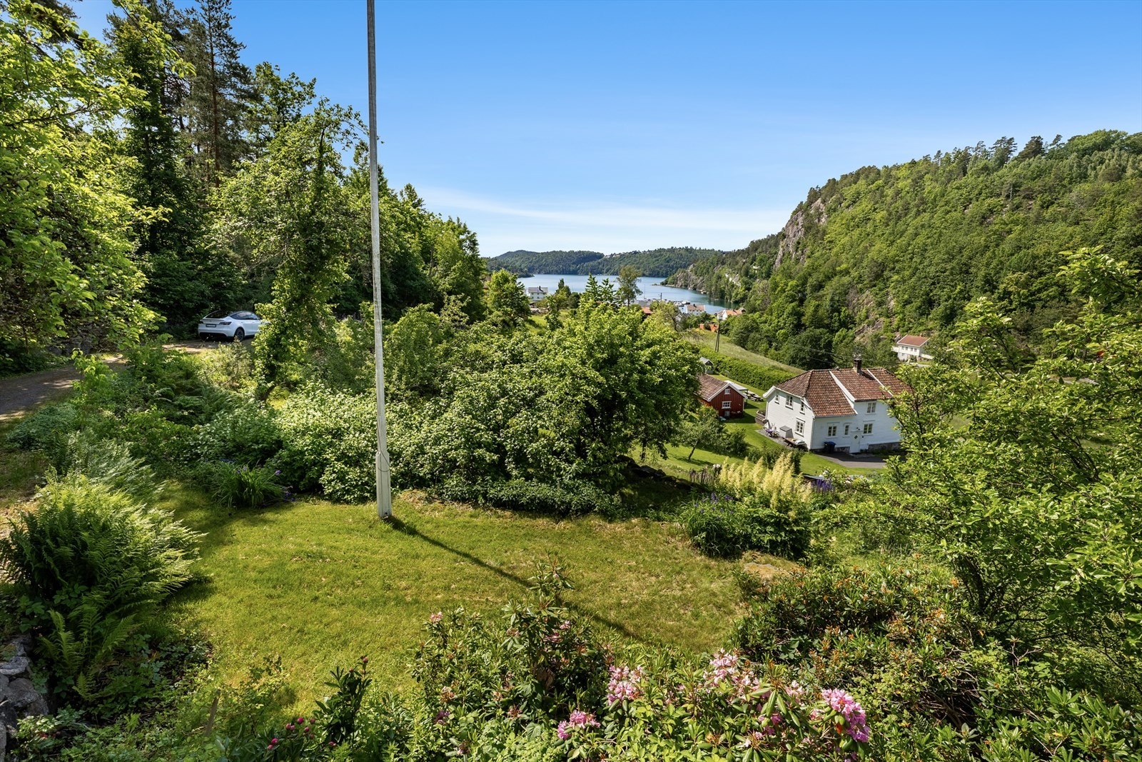 Nydelig hage med bed og beplantninger Galleribilde