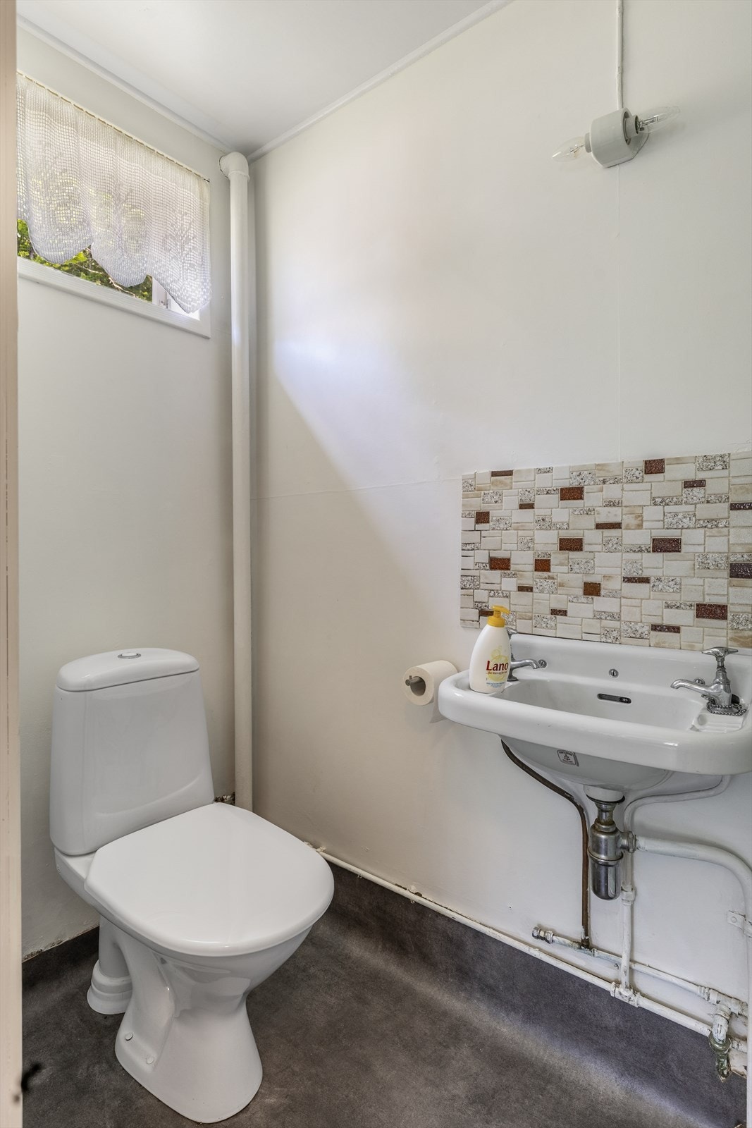 Bad med toalett, vask og dusjkabinett Galleribilde