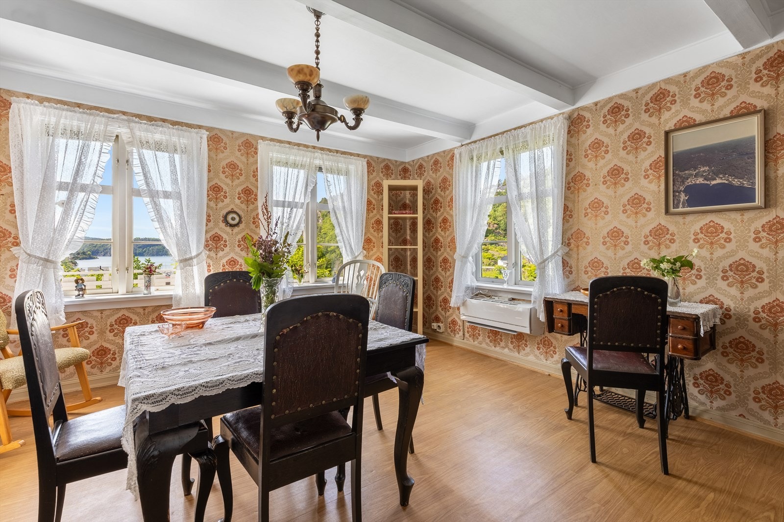 Hyggelig spisestue god plass til spisebord Galleribilde