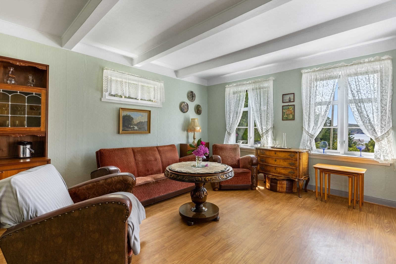 Stue med god plass til ønsket møblement Galleribilde