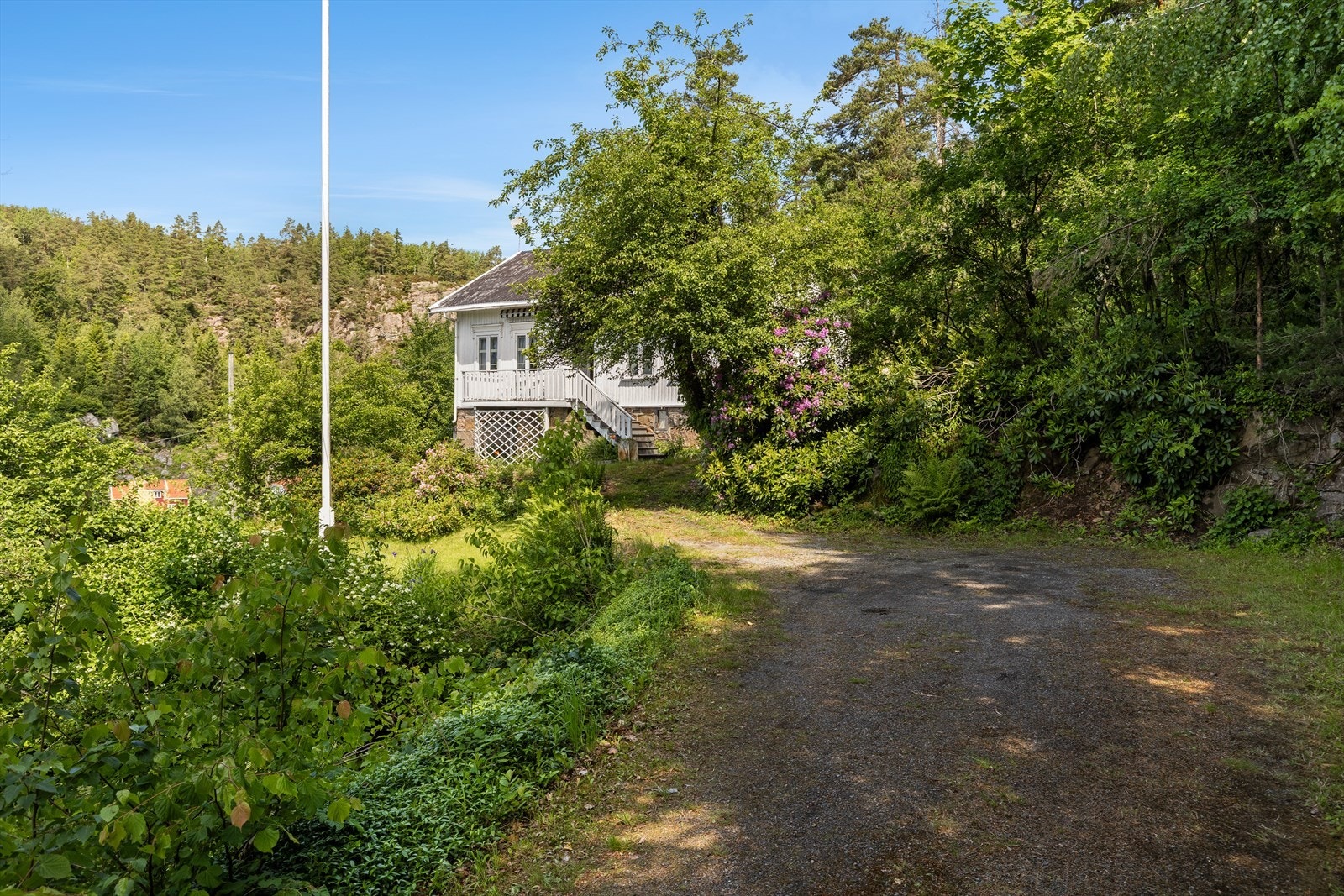 Parkeringsplass og bilvei helt fram til boligen Galleribilde