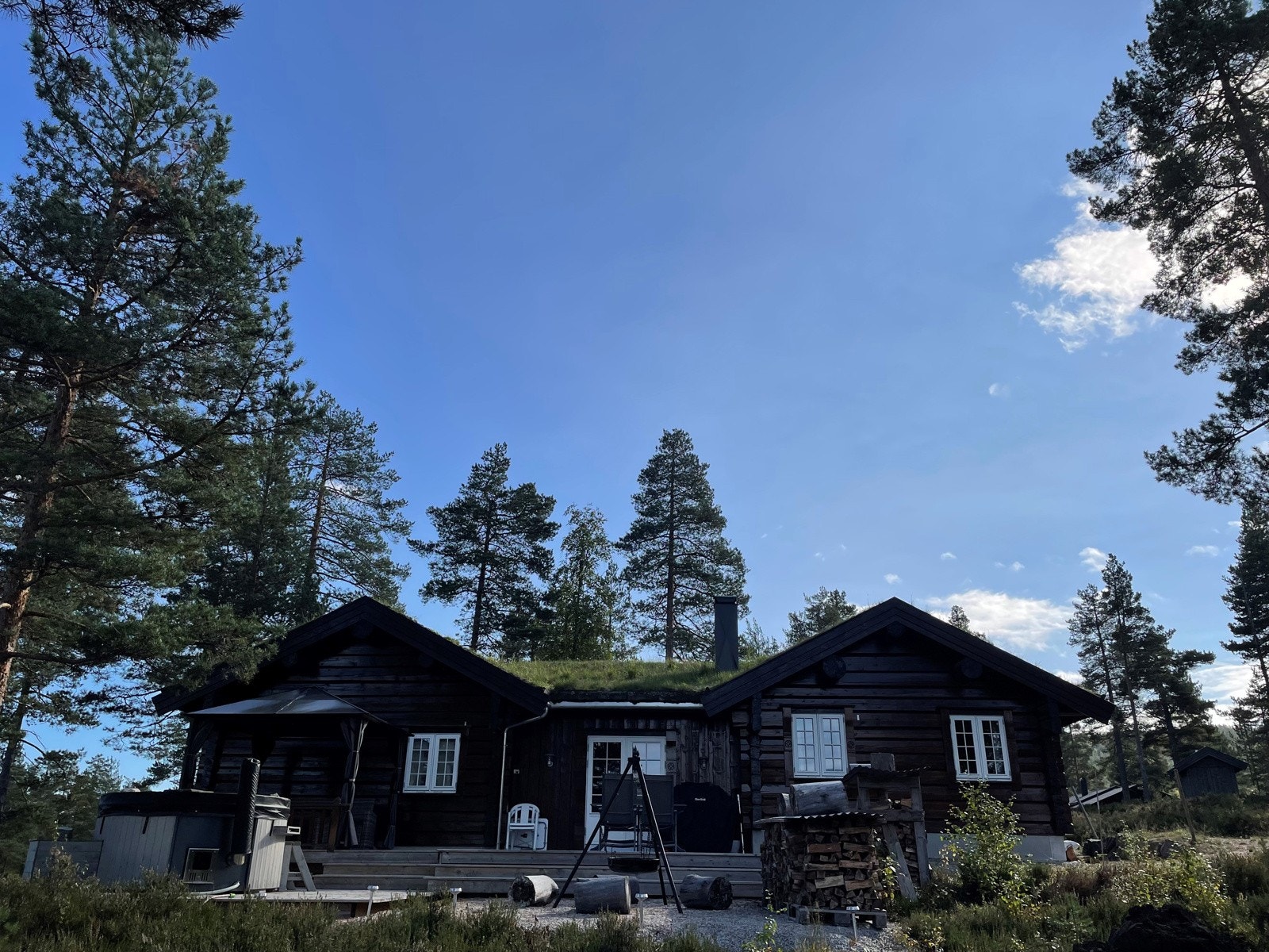 Hytta ligger på Lia hyttegrend som hører til Drangedalssiden av Gautefall - Selgers egne bilder Galleribilde
