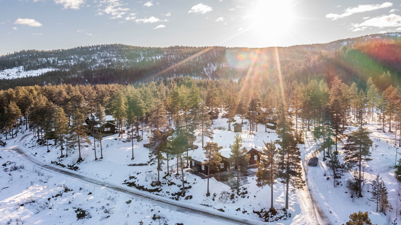 På sommerstid har Gautefall fint turterreng med fiske- og bademuligheter. Bademuligheter i elv kun to minutter unna hytta. Galleribilde