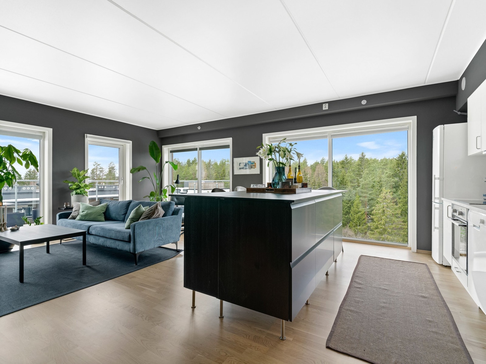 Stor og luftig stue med vinduer fra gulv til tak. Galleribilde