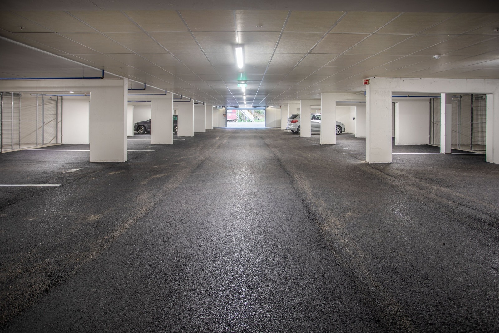 Det er mulig å kjøpe biloppstillingsplass i byggets parkeringskjeller Galleribilde