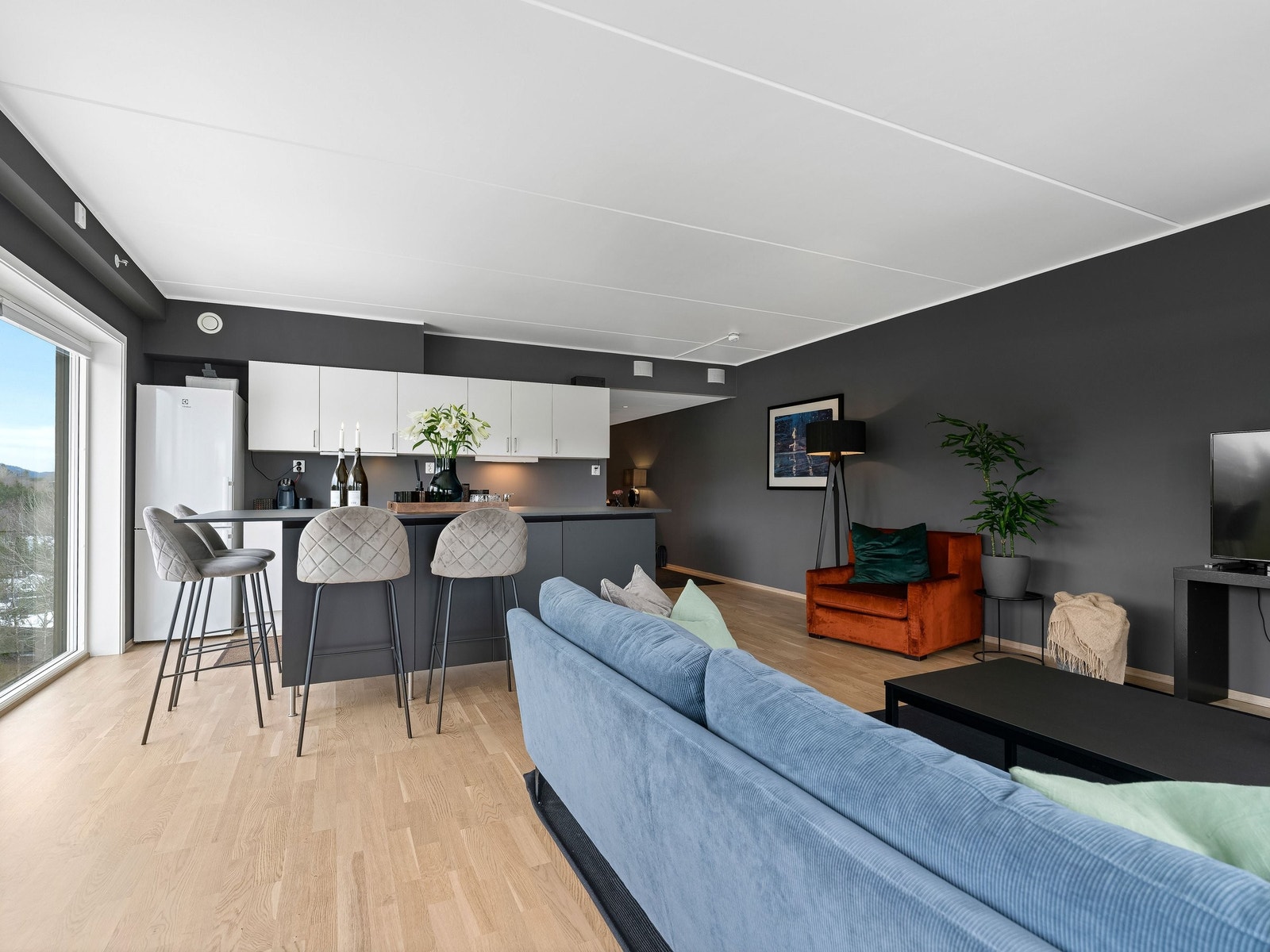 Kjøkkenet er integrert i stuen Galleribilde