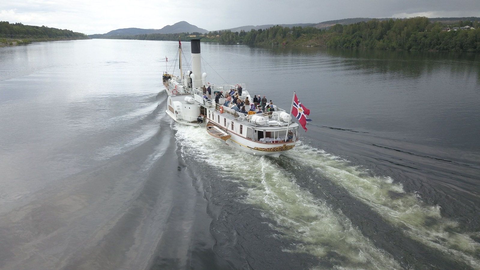 Skibladner på vei ut fra Eidsvoll mot Gjøvik Galleribilde