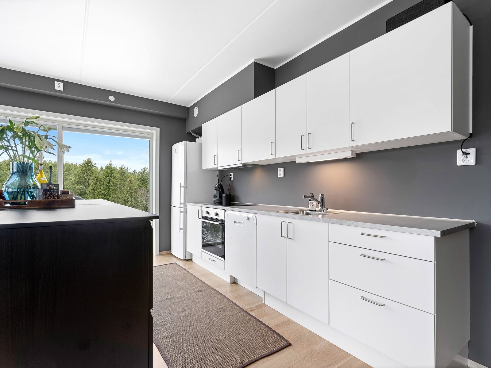 Kjøkkenet inkluderer hvitevarer Galleribilde