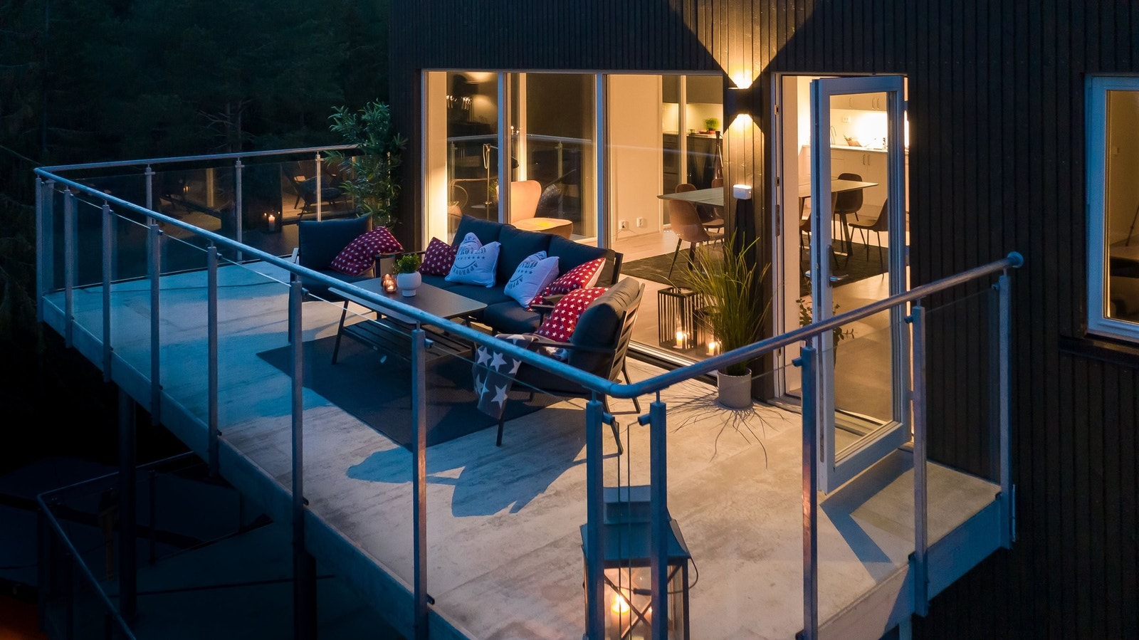 Fra stuen kommer du ut på leilighetens store balkong - her kan man nyte sommerkveldene! Galleribilde