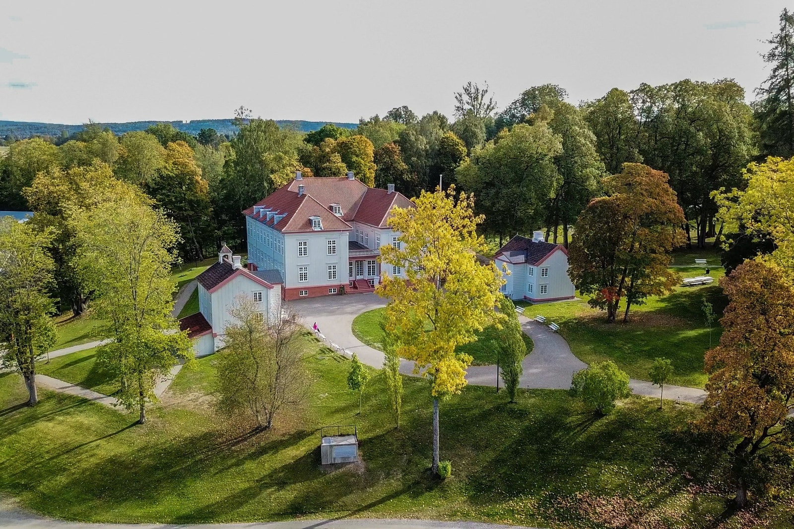 Eidsvollsbygningen ligger kort vei unna Galleribilde